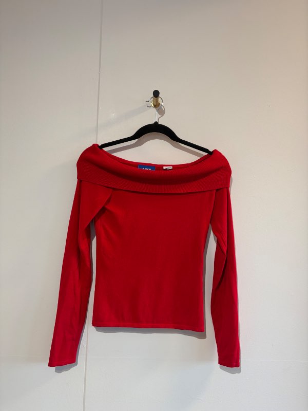 Rauð off the shoulder