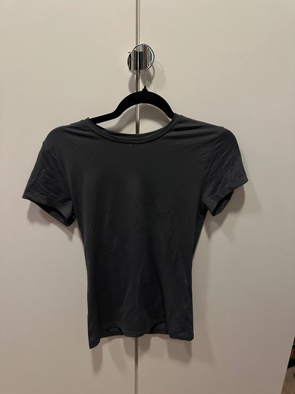 Grár stuttermabolur