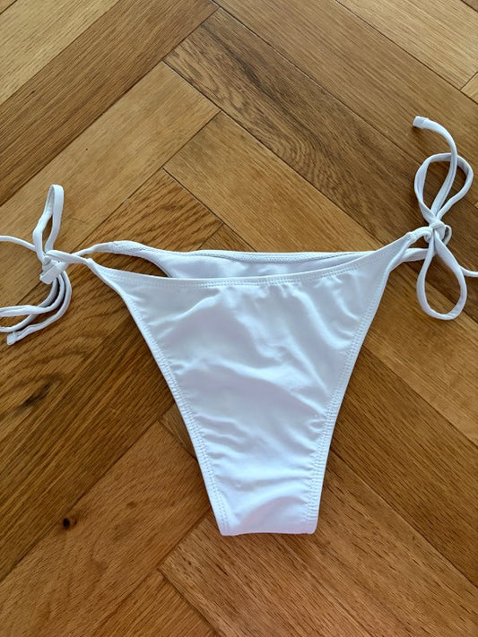 Hvítar bikiní buxur bundnar