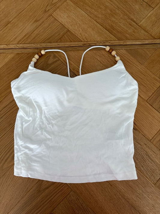 Hvítur bolur með perlum