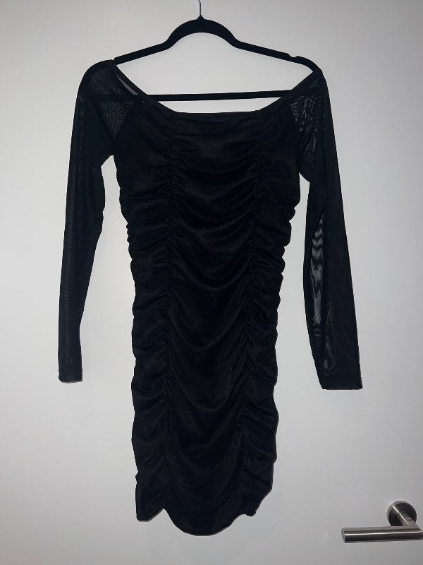 Svartur langerma kjóll