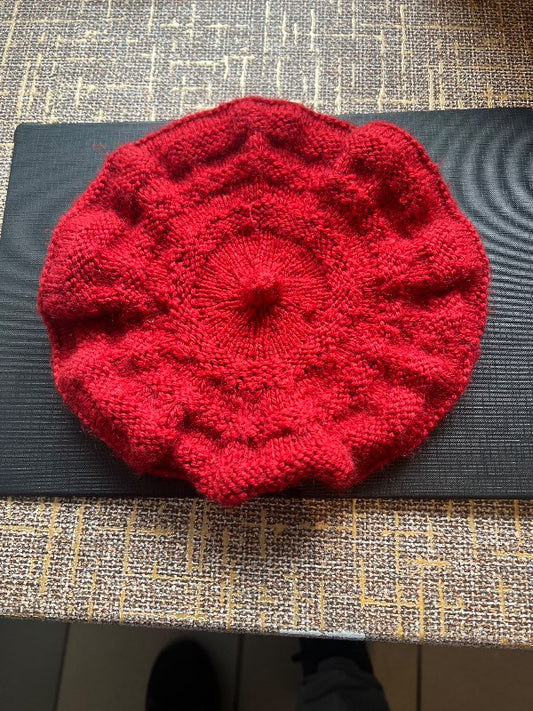 Rauð beret húfa