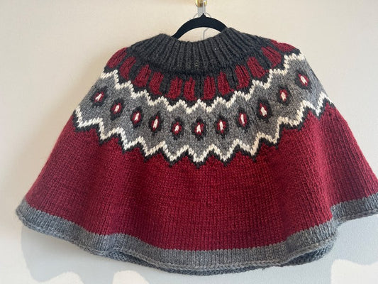 Lopa Poncho rautt /grátt handprjón.