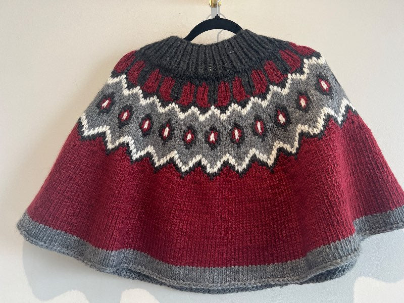 Lopa Poncho rautt /grátt handprjón.