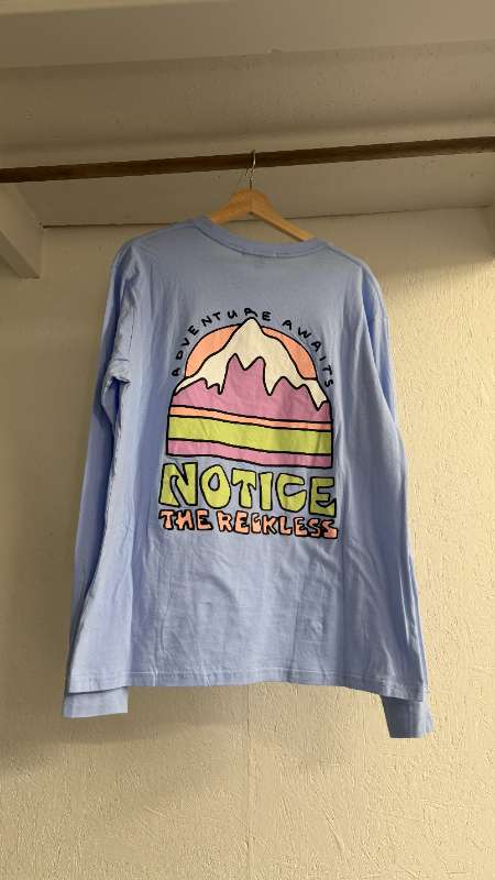 Notice síðerma bolur ljósblátt “Adventure”
