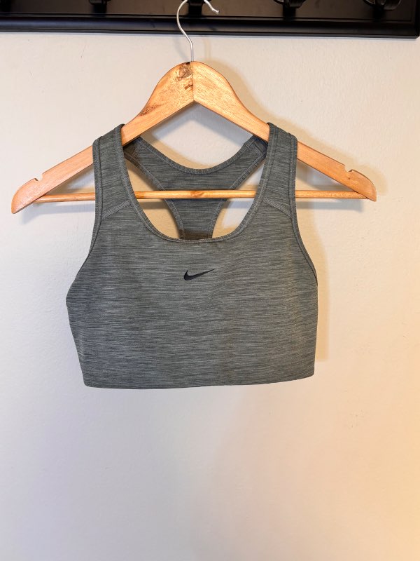 Nike íþróttatoppur grár