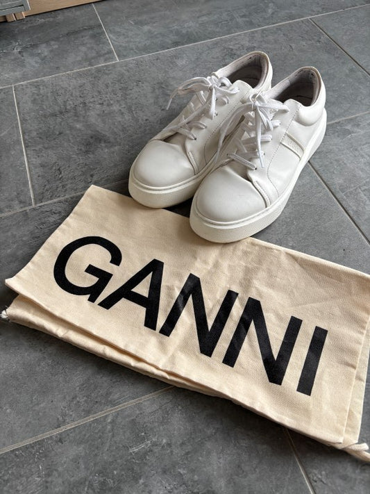 Ganni strigaskór