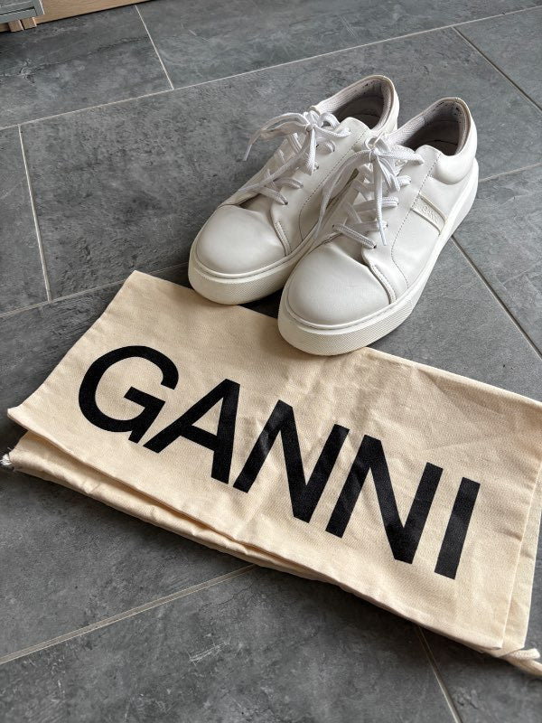 Ganni strigaskór