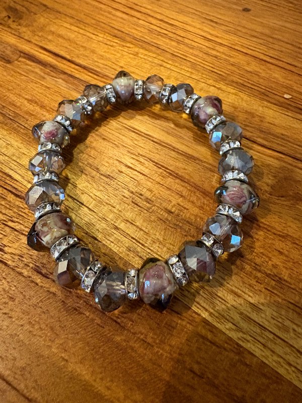Armband með steinum