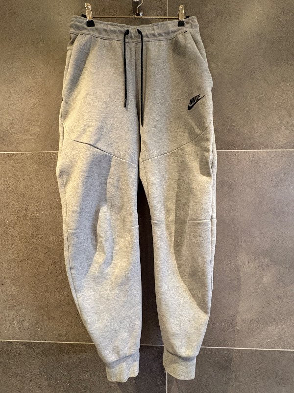 Buxur Nike gráar