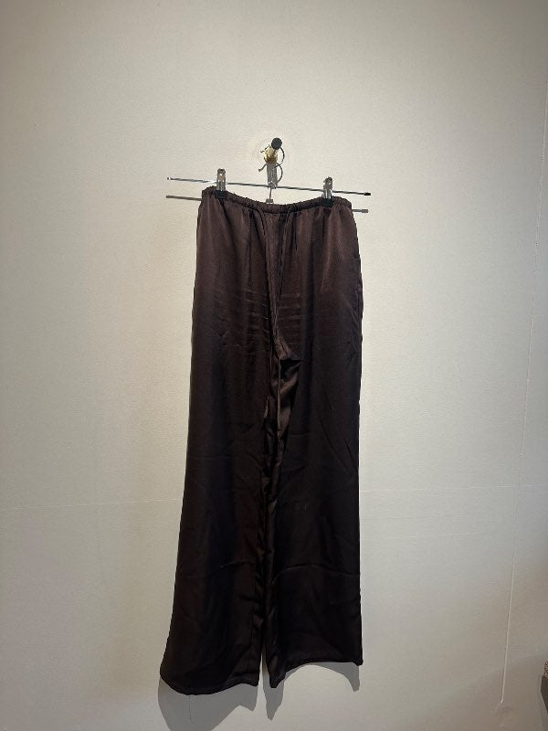 Brúnar gina buxur