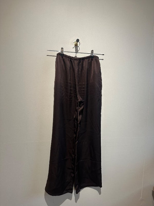 Brúnar gina buxur