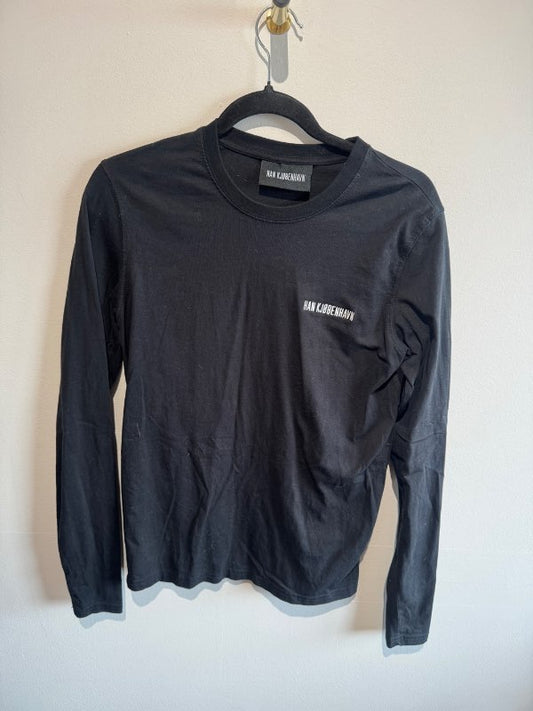 He black shirt
