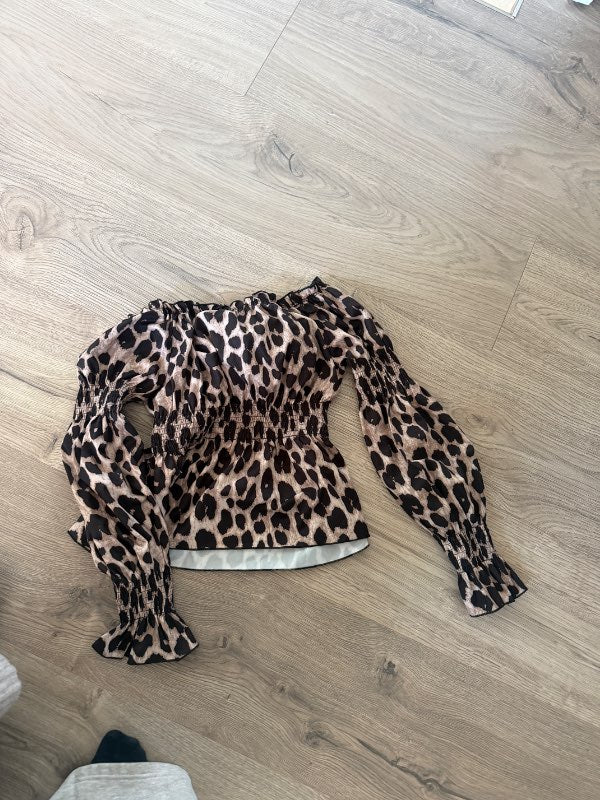 Leopard off shoulder peysa