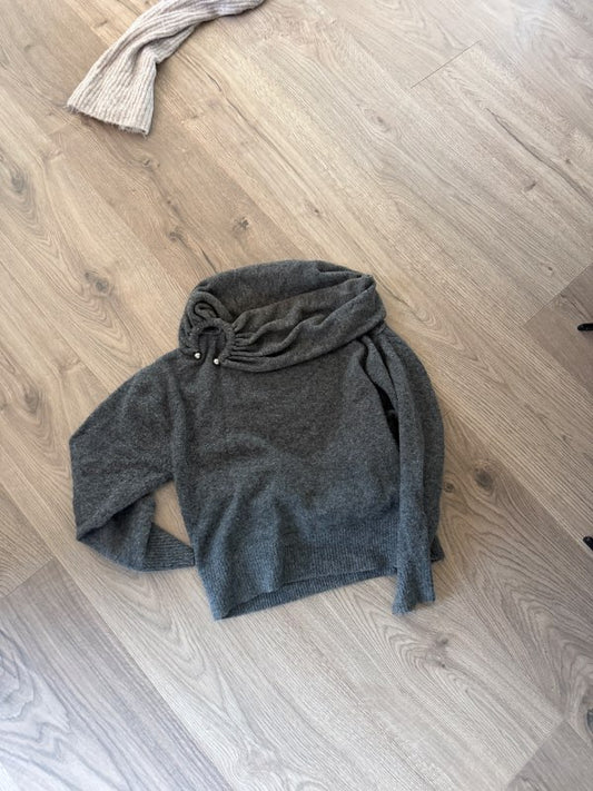 Grá off shoulder peysa ZARA