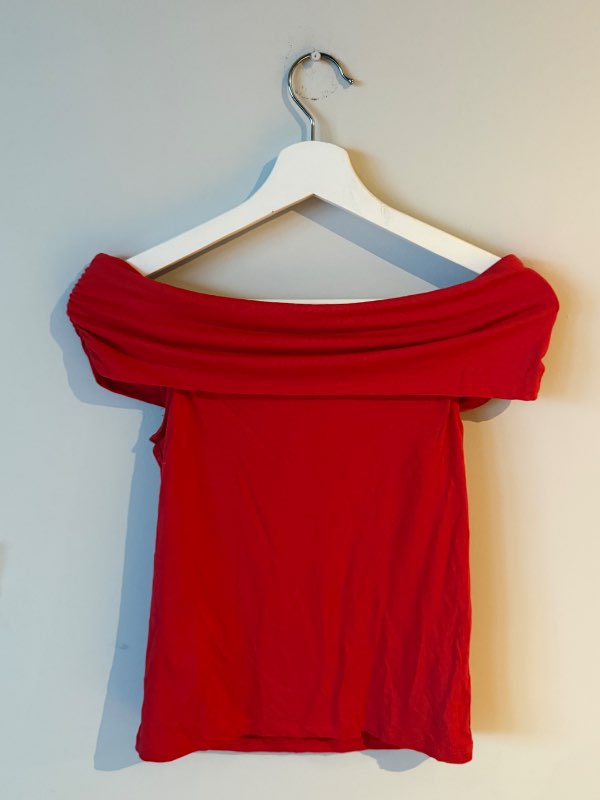 Rauður Amisu off-shoulder bolur