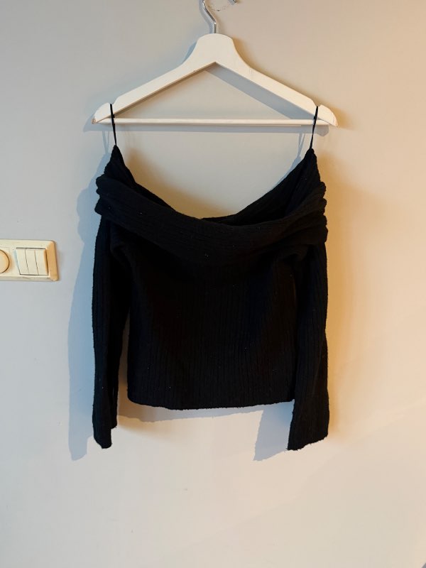 svört H&M off-shoulder peysa