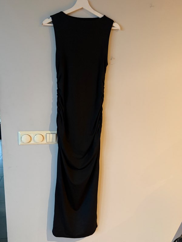 Svartur kjóll með sliti
