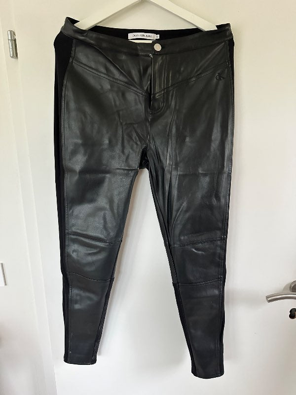 Svartar Calvin Klein Jeans buxur í leðurlíki