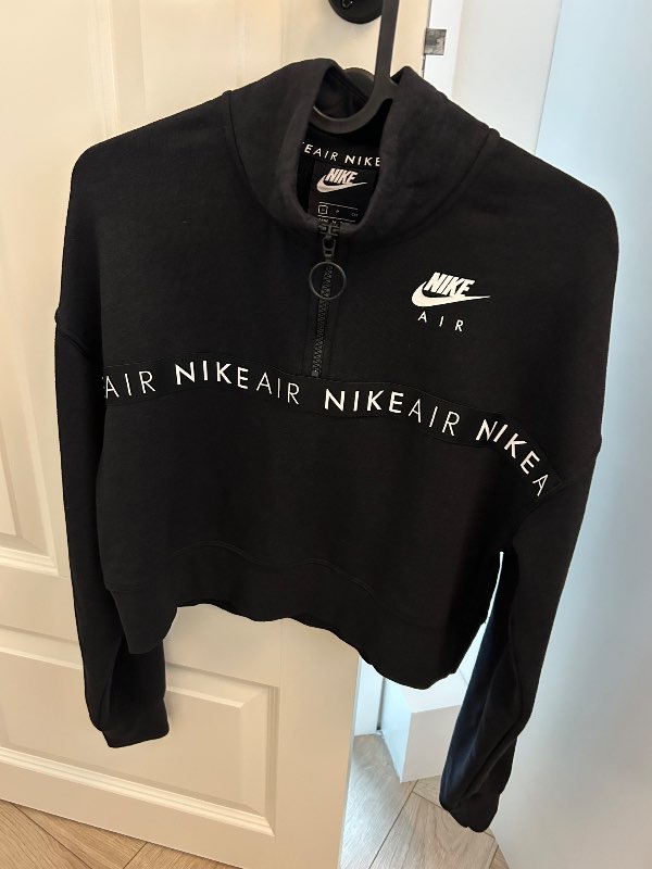 Nike stutt peysa