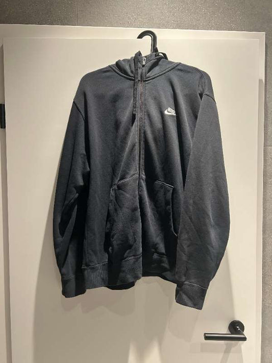 Nike hettupeysa rennd