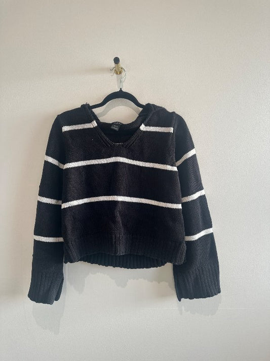 Svört og hvít peysa