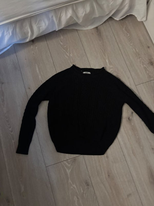 Svört pull&bear peysa