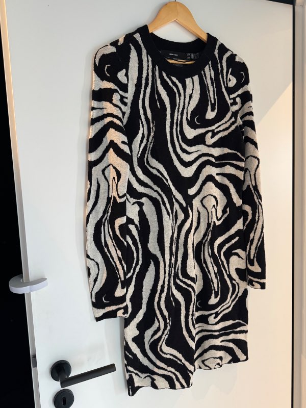 Vero moda peysa svart hvít