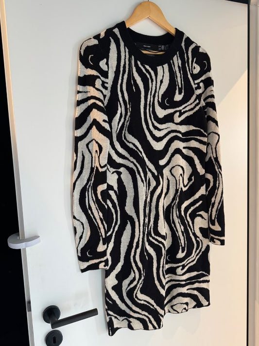Vero moda peysa svart hvít