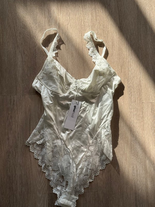 Gina Tricot gullfalleg samfella aldrei notuð