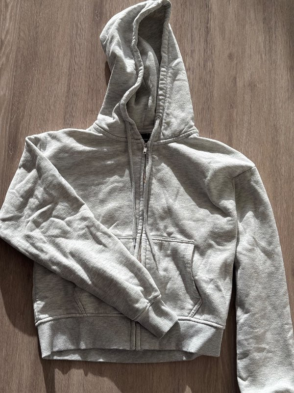 Grá hettupeysa Gina Tricot