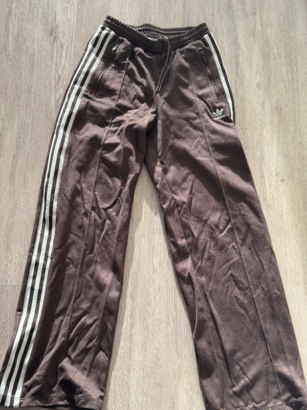 Brúnar Adidas buxur