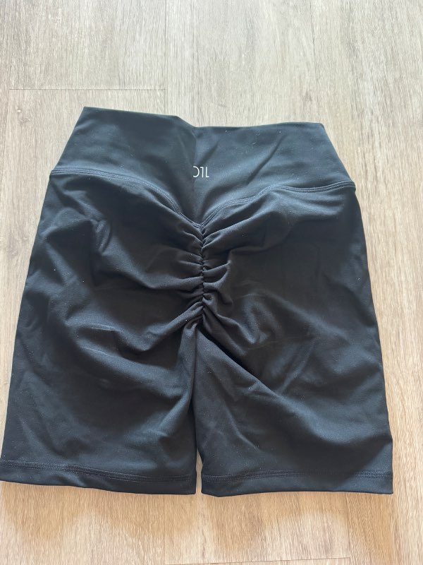 DTL scrunch shorts svartar