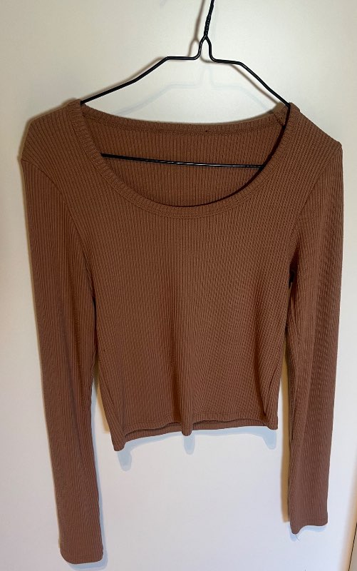 Brúnn síðerma bolur