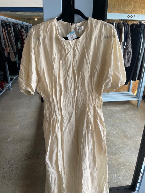 COS kremaður kjóll