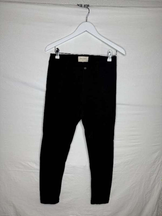 Svartar teygjanlegar buxur