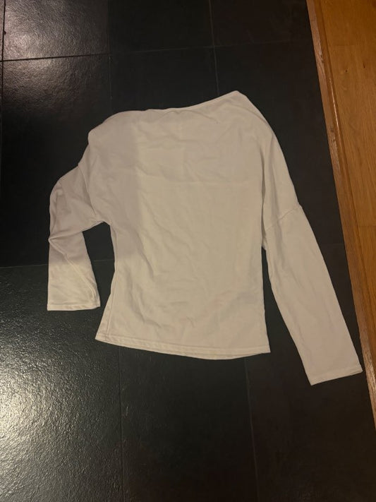 Hvít peysa off shoulder