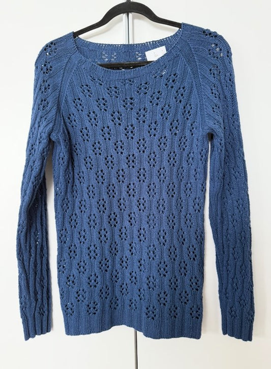 Peysa hör blá handprjónuð