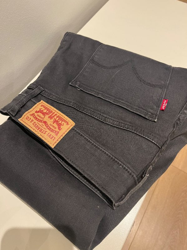 T - Levis buxur gráar