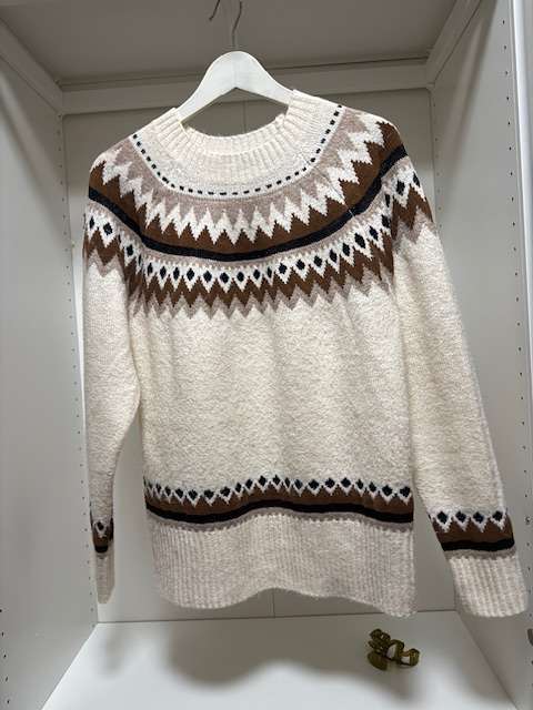 Peysa mynstruð ljós beige