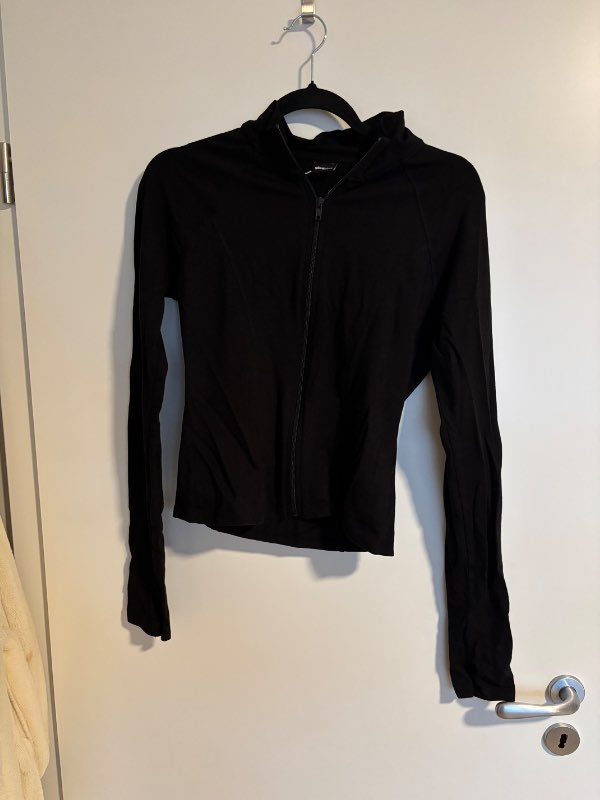Gina Tricot íþróttapeysa svört