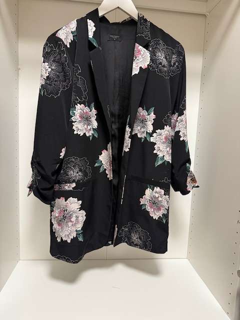 Jakki þunnur svart með rósum