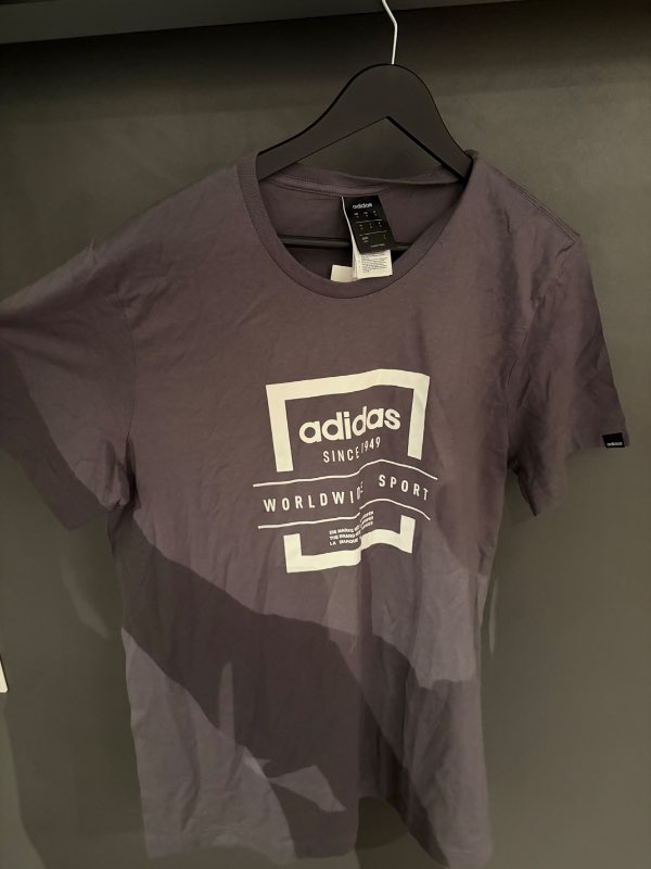 Grár adidas bolur með miða