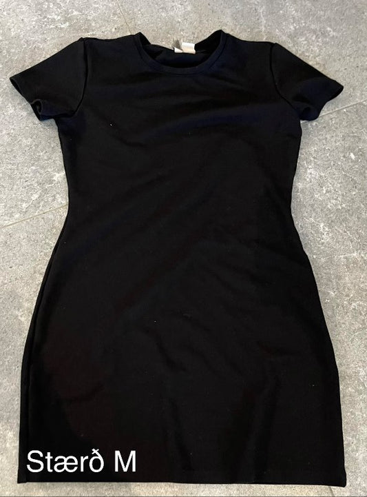 Svartur stuttermakjóll