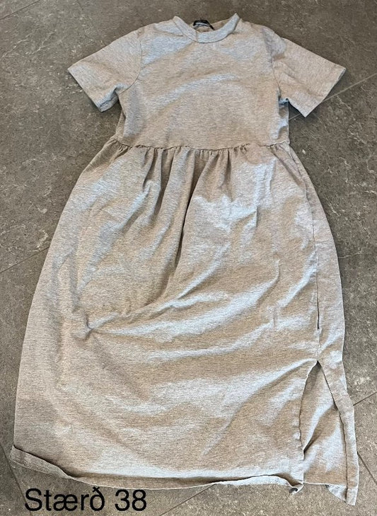 Grár síður stuttermakjóll