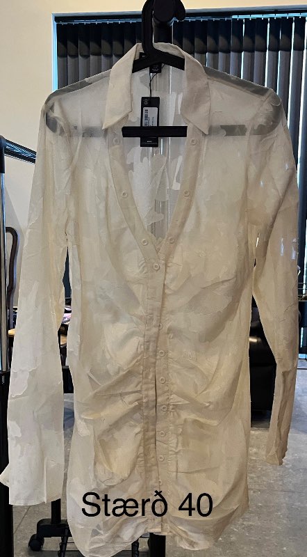 Hvít langermaskyrta