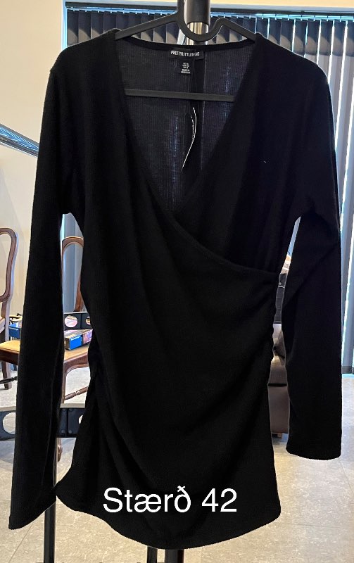 Svartur flauels kjóll