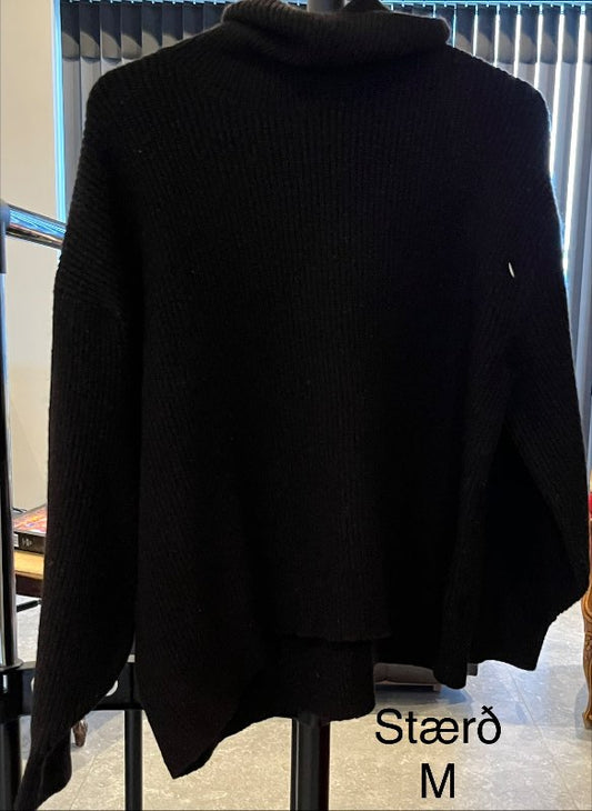 Svört kraga prjónapeysa