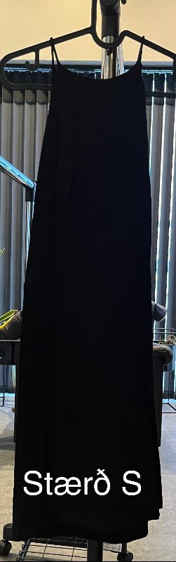 Svartur hlýrakjóll