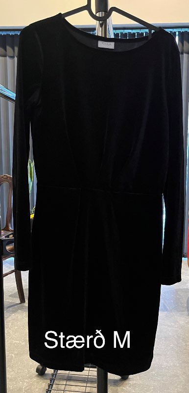 Svartur langerma flauels kjóll